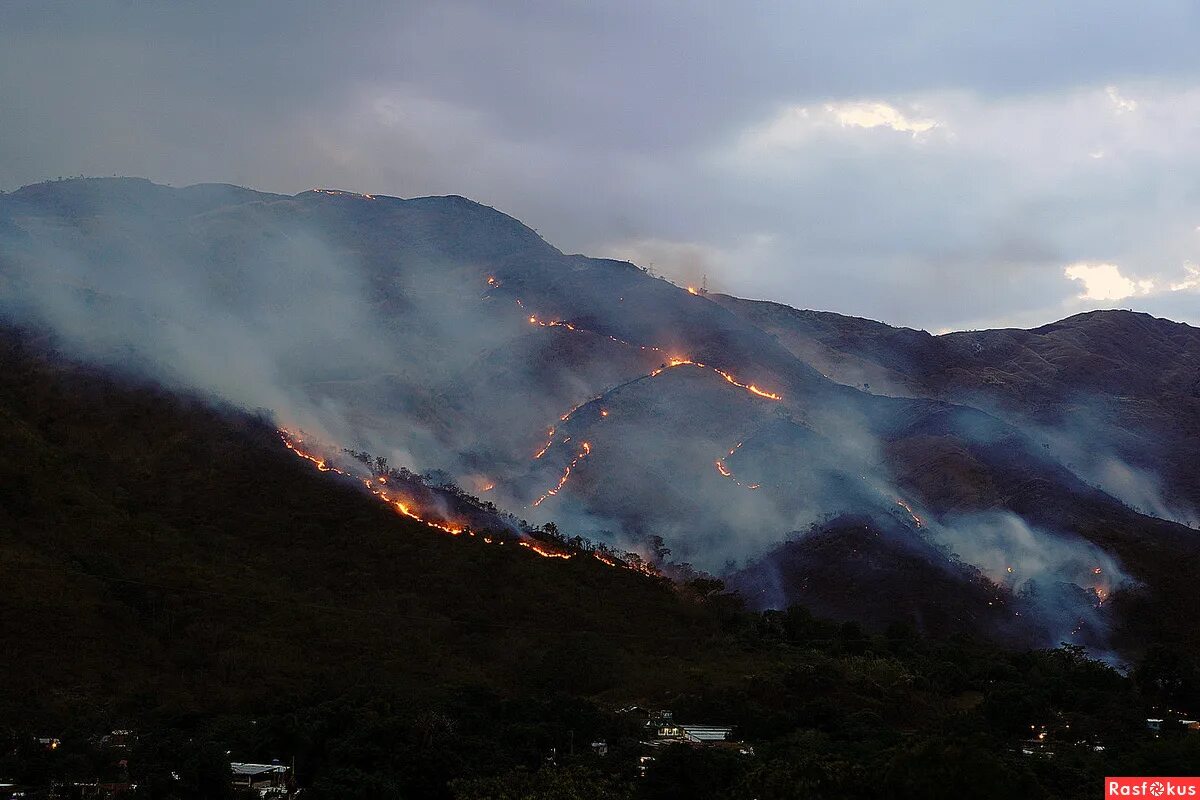 красивые ночные горы. вулкан мерапи индонезия. огненная гора. хребет огнем. костер у подножия горы.