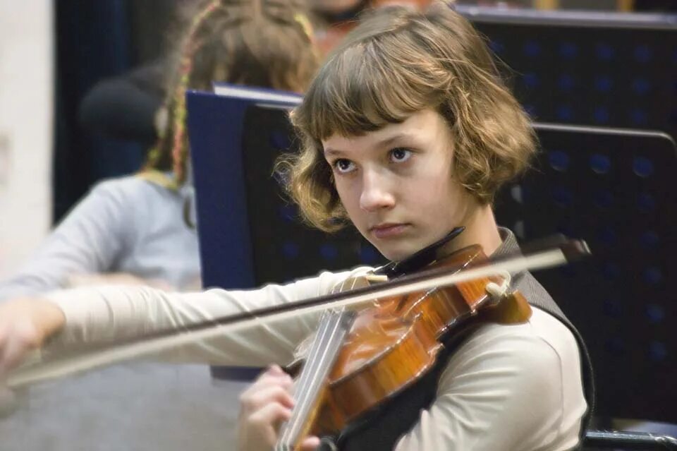 Юный скрипач. Музыкальная школа кингисепп. Тимофей блюмин скрипач. Костюм скрипача. Юный скрипач.