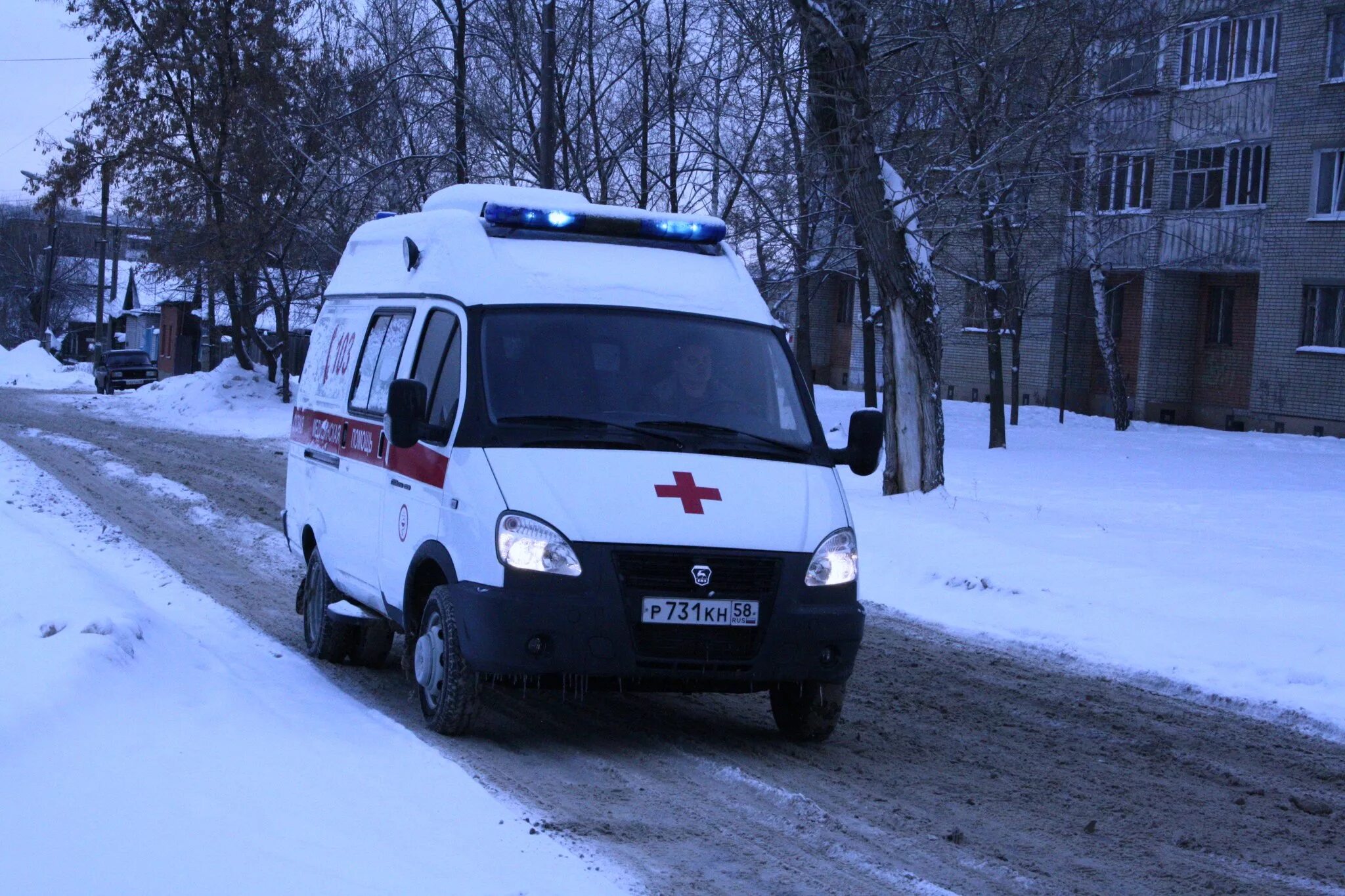 Вызвать машину скорой помощи. Автомобиль скорой помощи. Машина скорой помощи едет. Машина скорой помощи зимой.