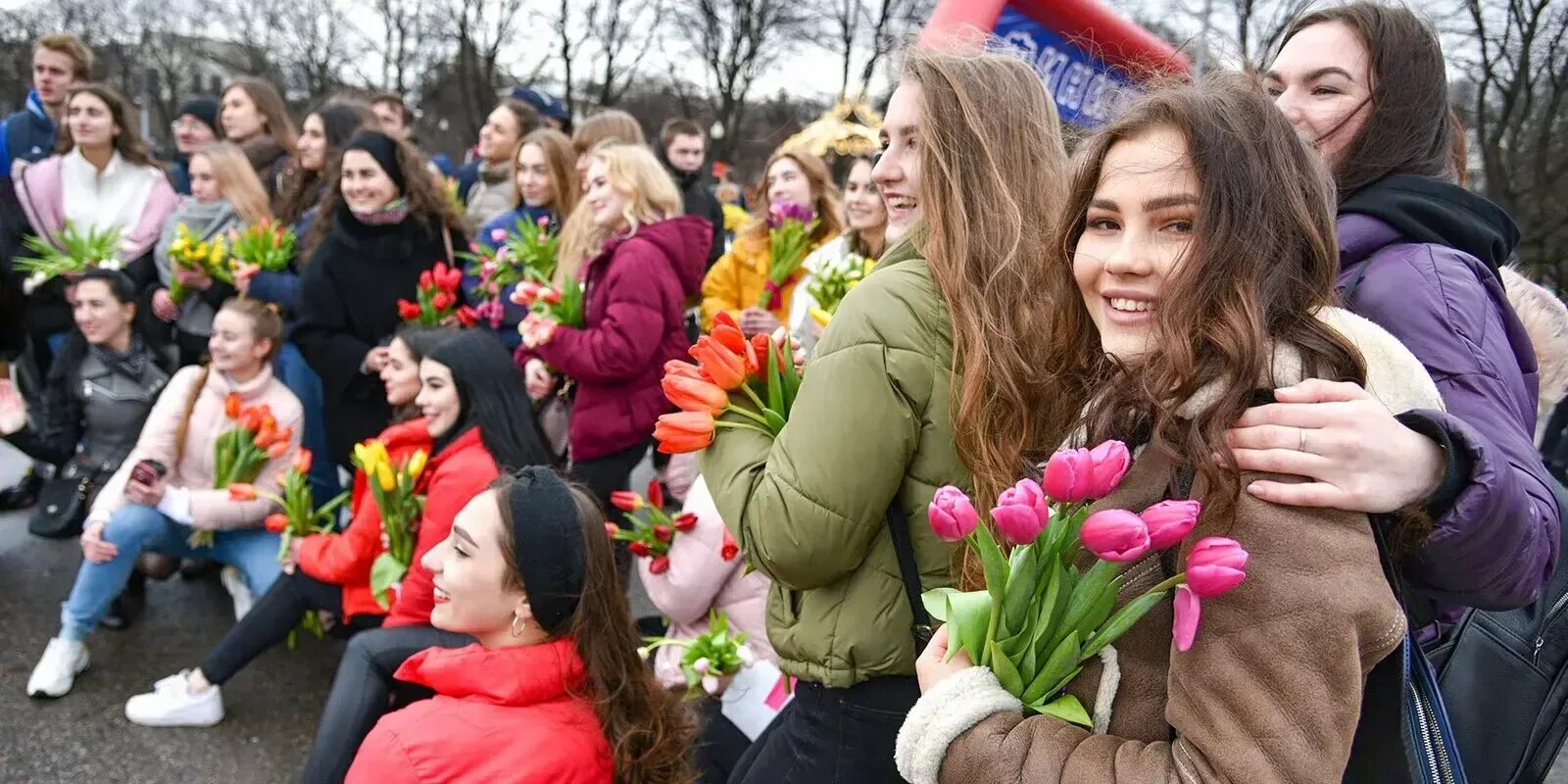 Женский день в сша. Женский праздник на улице.