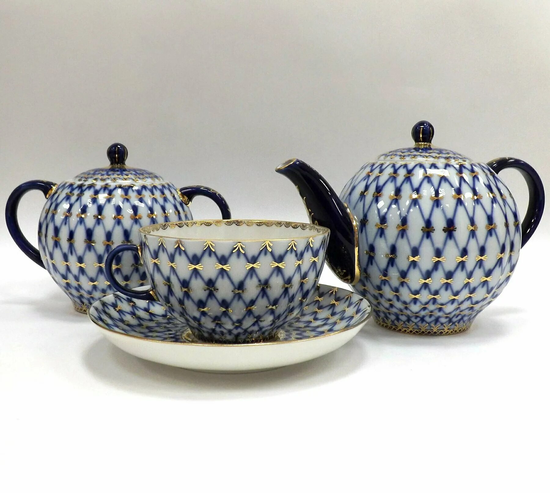 ифз фарфор чайный сервиз. ифз сервиз кобальтовая сетка. сервиз золотой сад. императорский фарфор кобальтовая сетка. посуда императорского фарфорового завода кобальтовая сетка.
