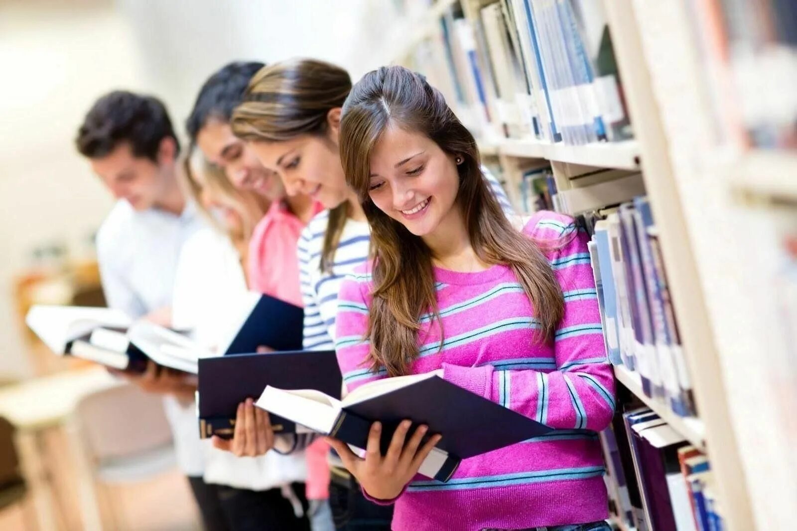 Новые знания знакомства. Студенты в библиотеке. Подросток с книгой. Студент с книгами. Подростки в библиотеке.