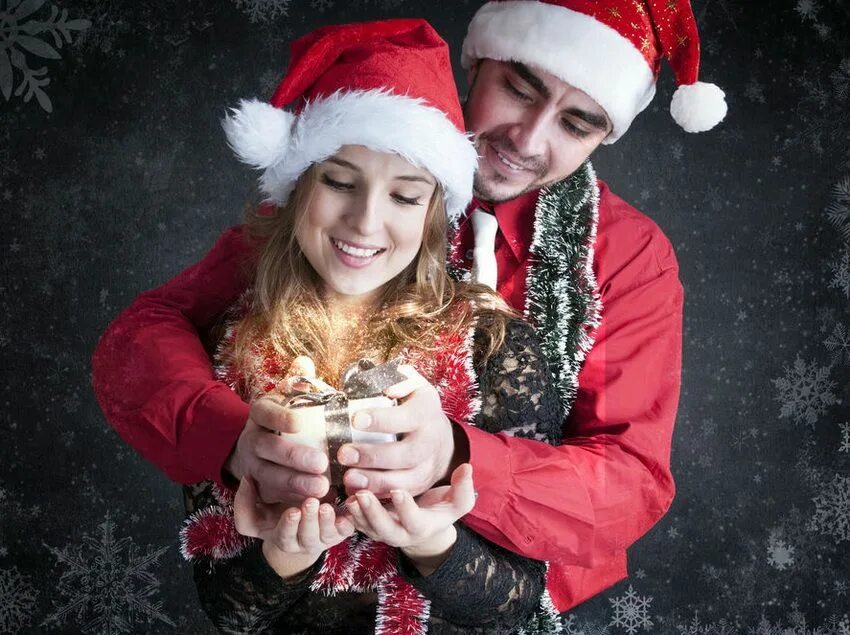 дед мороз и снегурочка. новогодний поцелуй. дед мороз и снегурочка любовь. дед мороз и снегурочка любовь. девушка в шапке деда мороза.