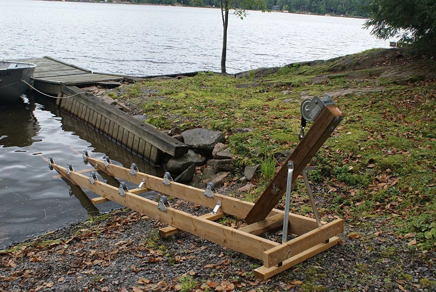 Самодельная река. Понтон-катер тирес -470. Приспособление для спуска лодки на воду. Деревянный причал для лодок. Слип для спуска лодки.