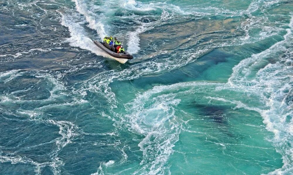 Попал в сильное течение. Водоворот Сальстраумен. Норвегия водоворот Сальтстраумен. Течение Сальстраумен Норвегия. Лофотенские острова водоворот Мальстрем.