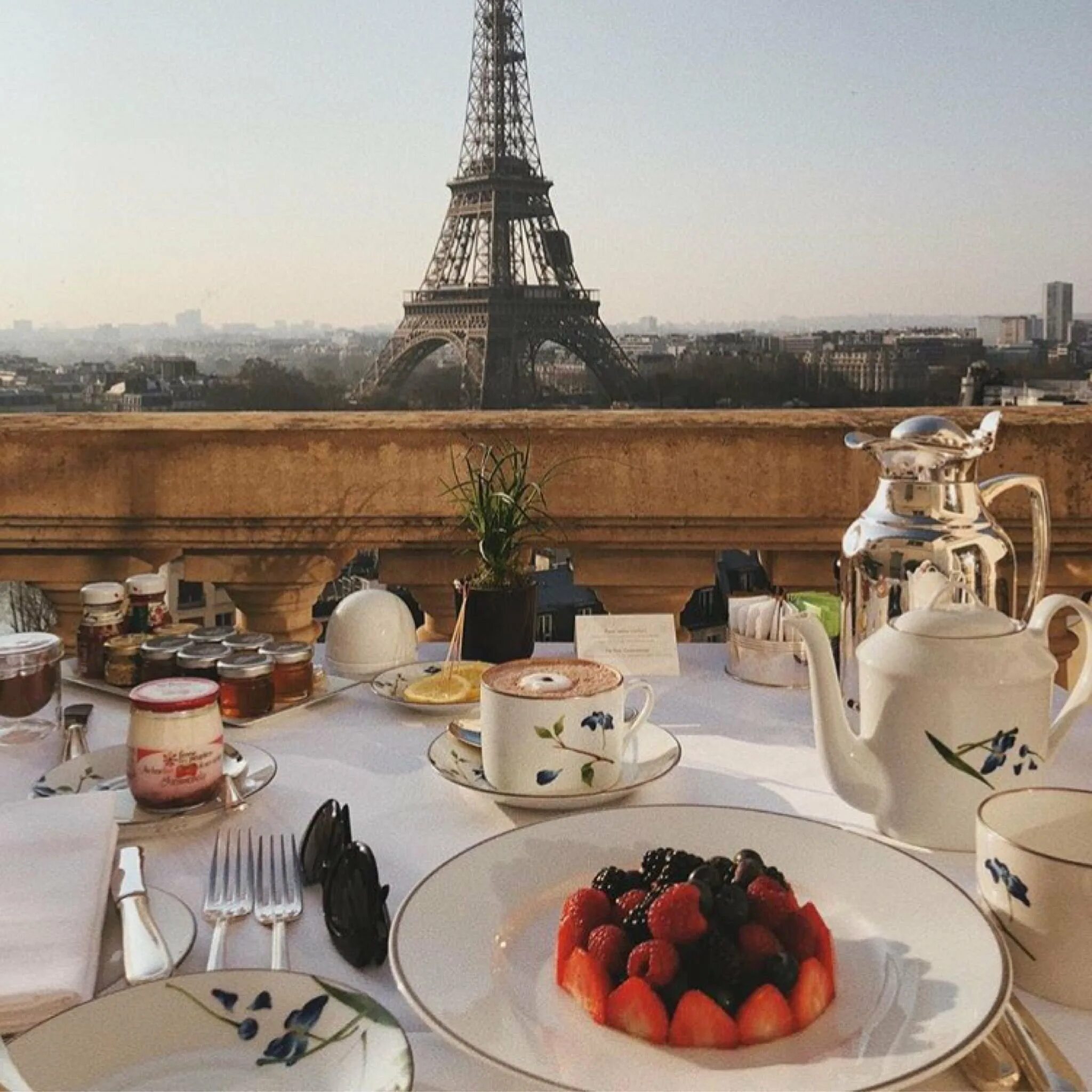 Виды парижа. Сборная франции чм 2022. Постов франции. Туристы в париже. Макрон и ротшильды.