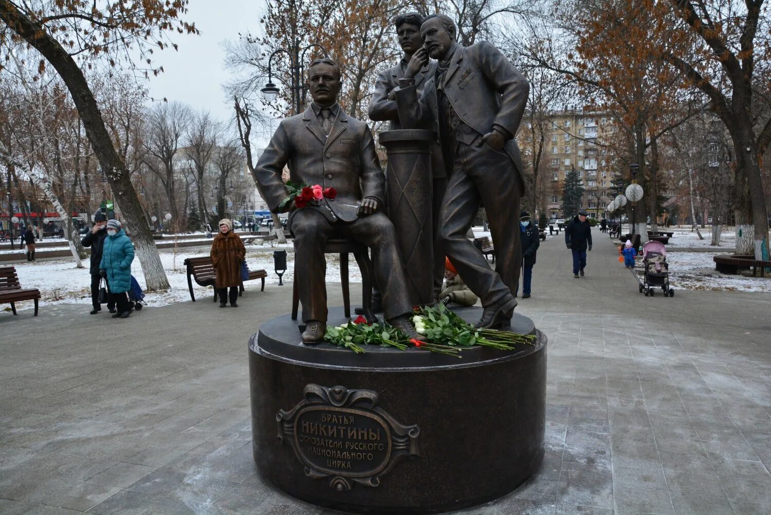 Памятники саратова. Памятник братьям Никитиным Саратов. Братья Никитины памятник в Саратове. Сквер братьев Никитиных Саратов. Памятник Разумовскому Саратов скульптор.