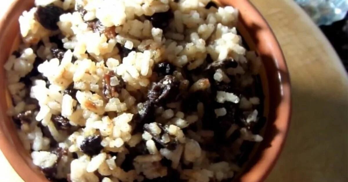 На поминки рис с изюмом как называется. Поминальная кутья из риса. кутья из риса с изюмом поминальная. кутья на похороны. кутья на поминки.