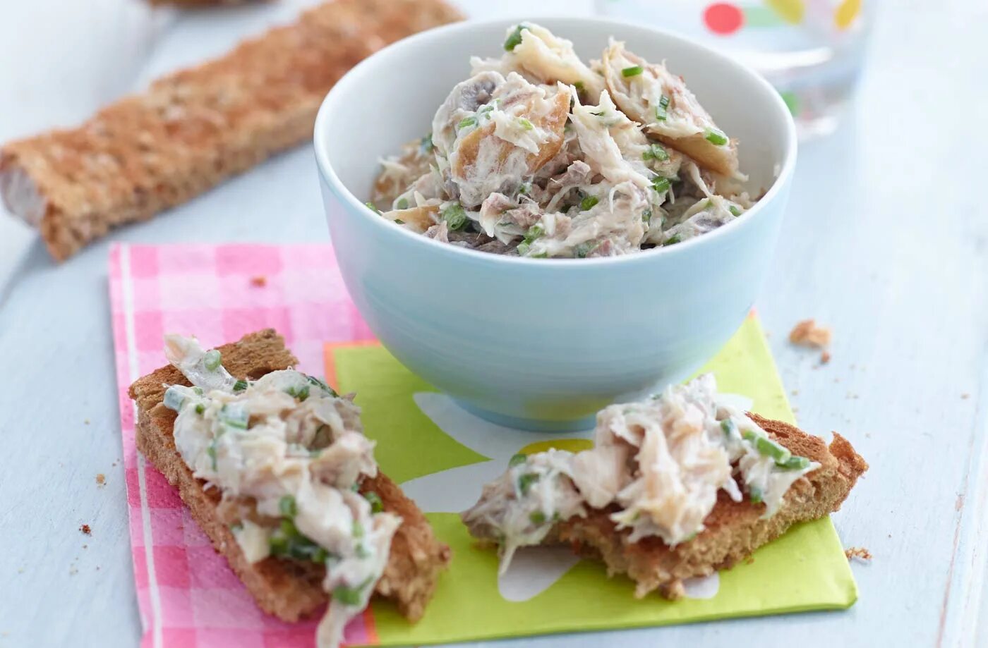 салат с консервой сардина. салат из сардин. салат из копченой скумбрии слоеный. салат из консервы скумбрия. салат со скумбрией консервированной и рисом.