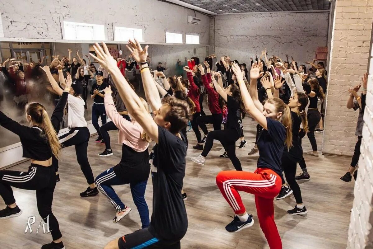 Школа танца dance class чебоксары. Танцевальный класс. Школа современного танца. Танцевальная студия. Уроки современной хореографии.