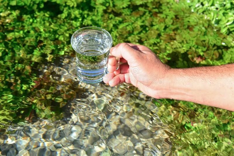 Выпив родниковой воды усталые путники. Ключевая Родниковая вода. Стакан ключевой воды. Родниковая вода лучше водопроводной. Холодная Родниковая водичка.