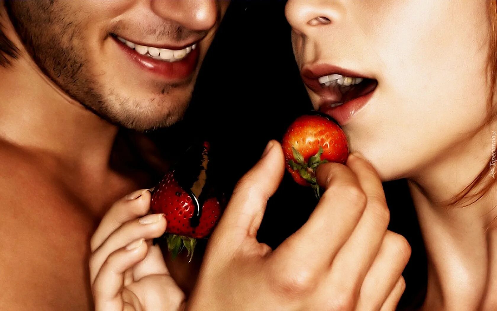 девушка с десертом. фотосессия на день влюбленных. страстные мужчины. завтрак в постель девушке. вкусная страсть.