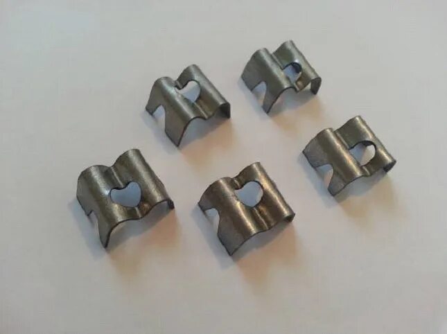 Держатель 3 2 мм. Серьга д/кабеля d12 (белая). Скоба для крепления 3д забора дорхан. Держатель 3 2 мм. Крепление хомут 60*60мм концевой, цинк+пп (ral6005 зеленый).