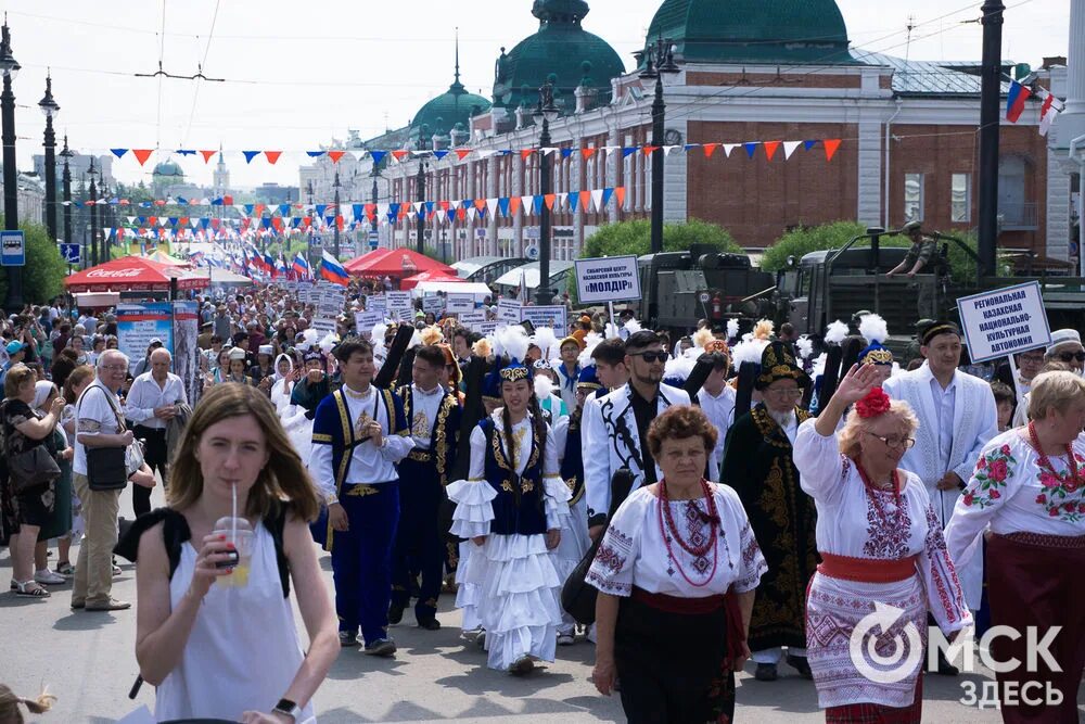 Канал мир омск сегодня. Омичи. Праздник сегодня в центре Омска. Мероприятия в Омске сегодня на Любинском проспекте. Дракон на площади единения Любинский.