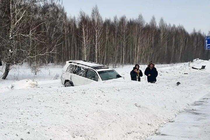 Слетел с трассы. Происшествия на трассе в Колывань. Фото слетела с трассы. Машины слетевшие с трассы зимой Новосибирская область.