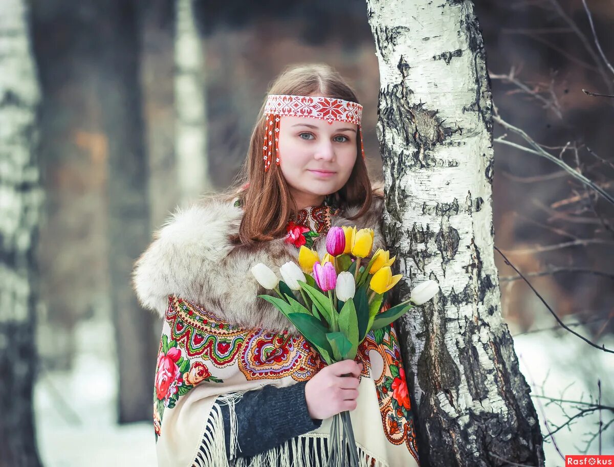 Пришла на фотосессию. Очелье зимой. Русская красавица в очелье. Северно Славянская девушка зима. Платок поверх очелья.