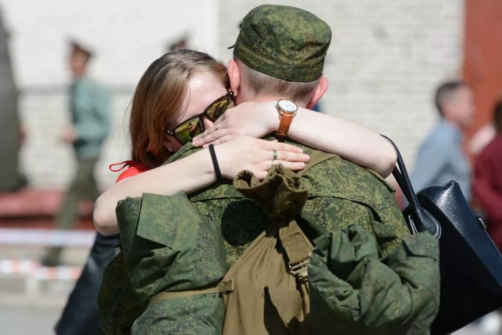 Бывшего мужа мобилизовали. Проводы новобранцев в армию. Жена военного. Осенний призыв. Призыв в армию.