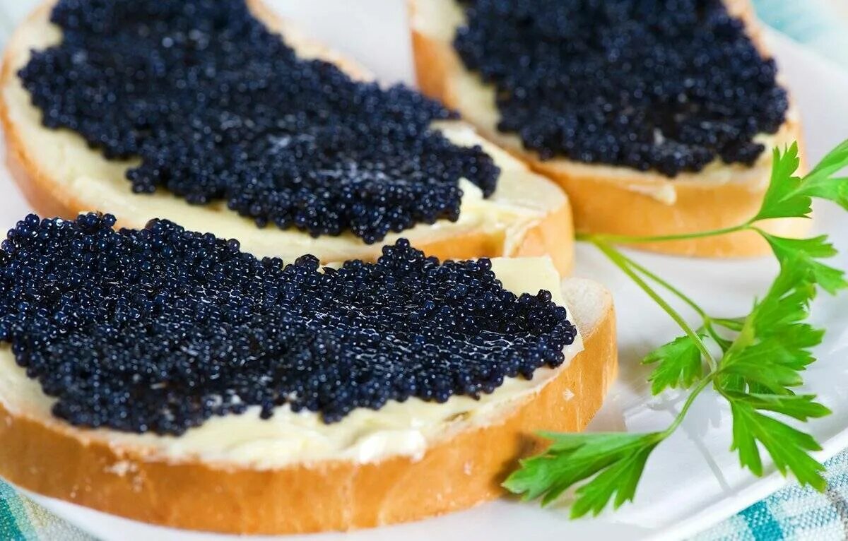 Устрицы с икрой. Почему черную икру едят с руки. Икра caviar черная 100г. Бутерброды с черной икрой. Красивая подача черной икры.