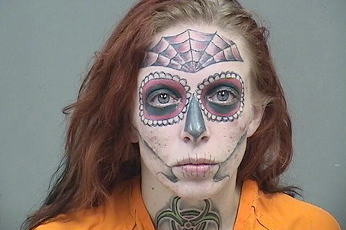 лицо девушки красками. баба на лице подруге. фотосессия с маской на лице. девушка в маске для лица.