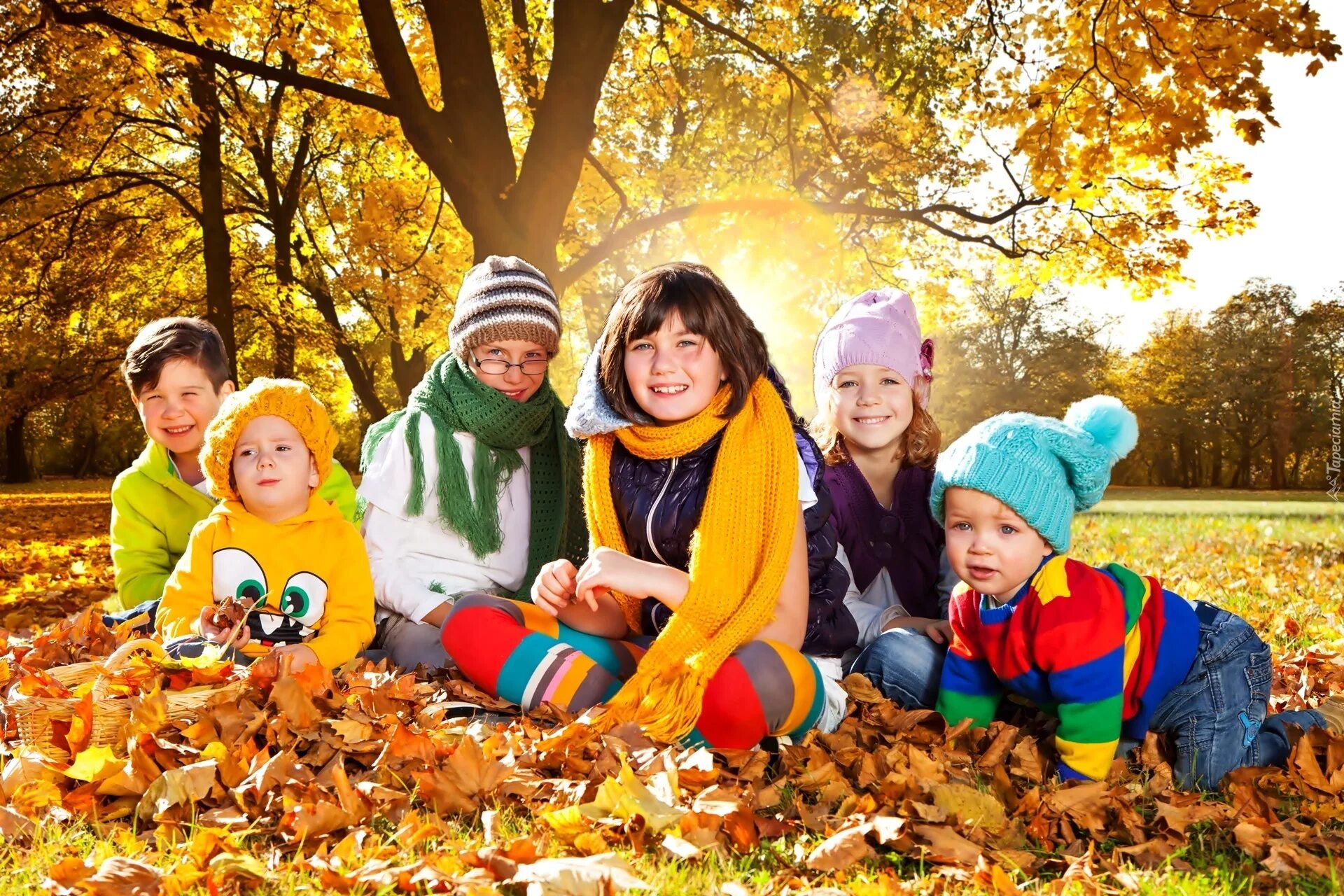 Наблюдать осенний. Осень для детей. Осенние прогулки с детьми. Дети на прогулке. Осенняя фотосессия в саду.