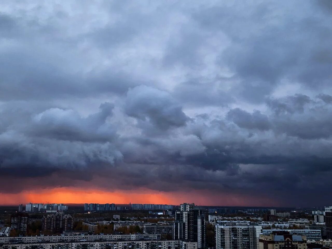 Ветер. Пасмурная погода. Ветер в городе. Ураган ветер. 17 ощущается