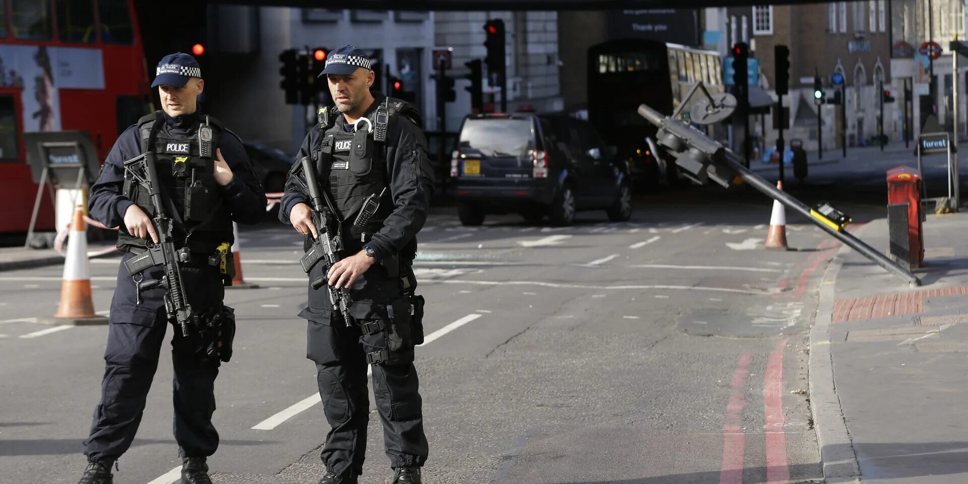 Преступники в англии. Эксперт в спорах с мусульманами. Полиция лондона. Полиция великобритании по гражданке. Британская транспортная полиция.