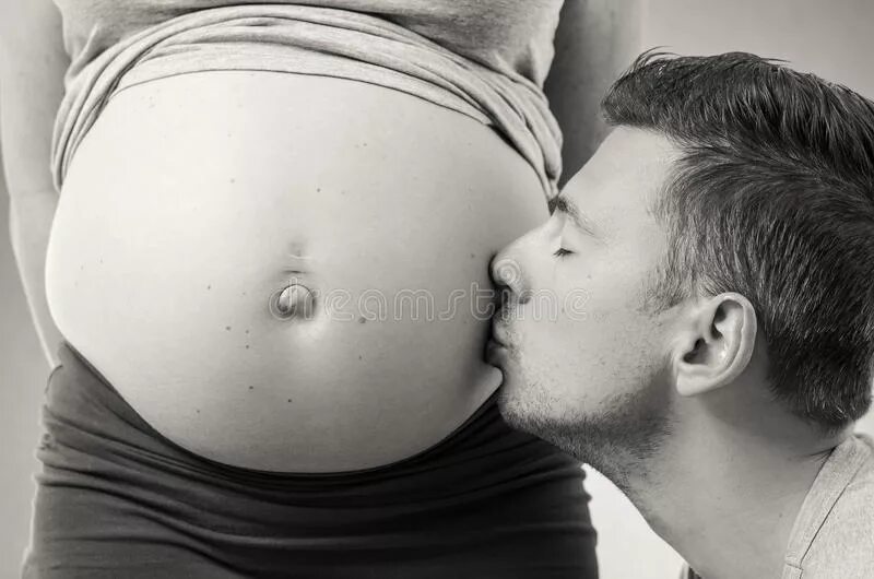 Целует животик беременной. Папа целует живот беременной. Поцелуй в живот беременной. Поцелуй в беременный животик. Поцелуй ниже живота