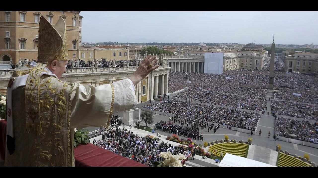 Папа римский где находится город. Ватикан папа Римский. Ватикан балкон папы. Папа Римский на площади Святого Петра Ватикан. Папа Римский на балконе собора Святого Петра.