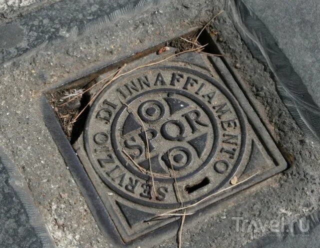 S p q r в древнем риме. Spqr люки в риме. spqr на канализационных люках. канализационный люк рим. древнеримский люк.