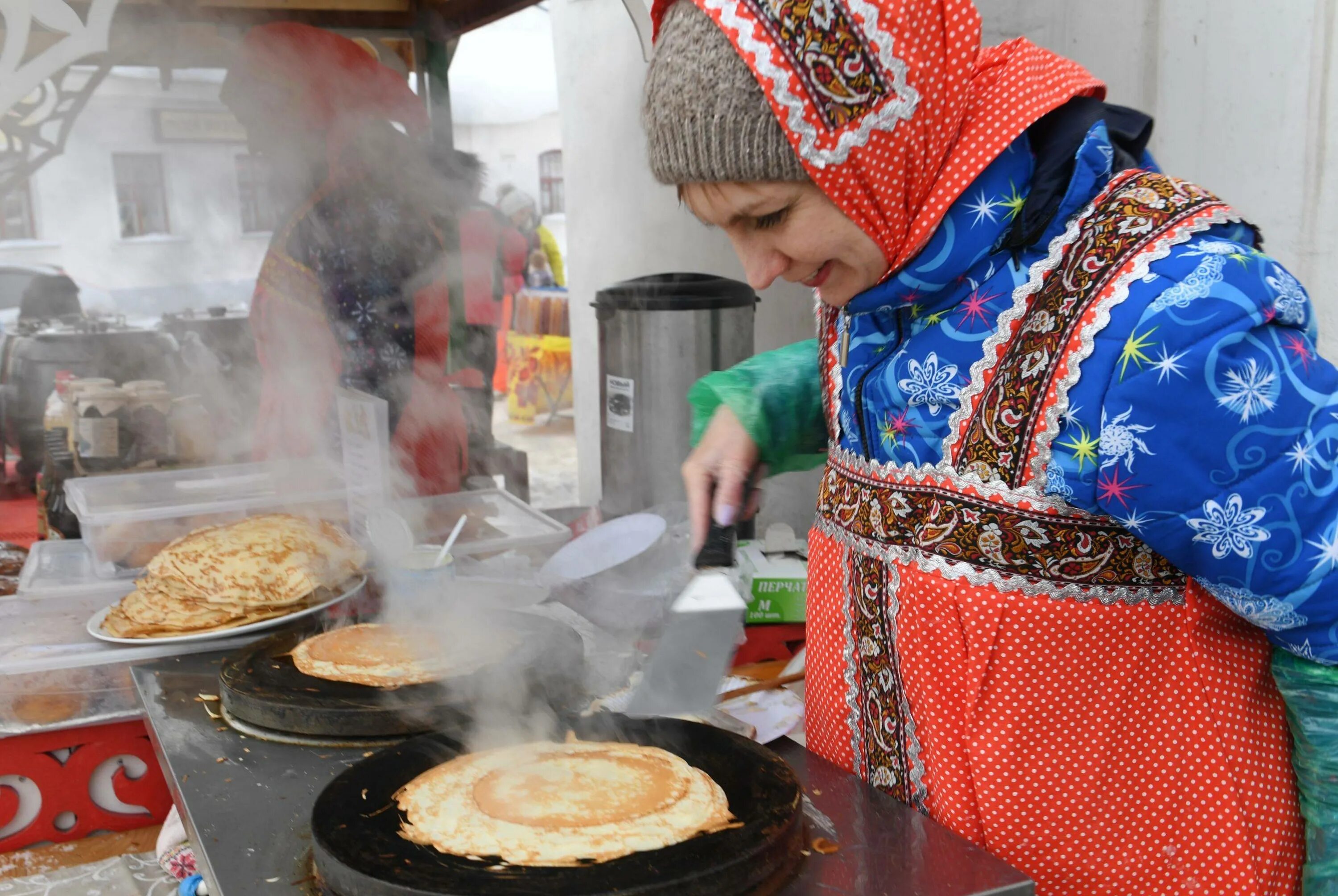 Едят ли на масленицу мясо. Масленица. Блины. Русские блины на Масленицу. Печь блины. Традиция печь блины.