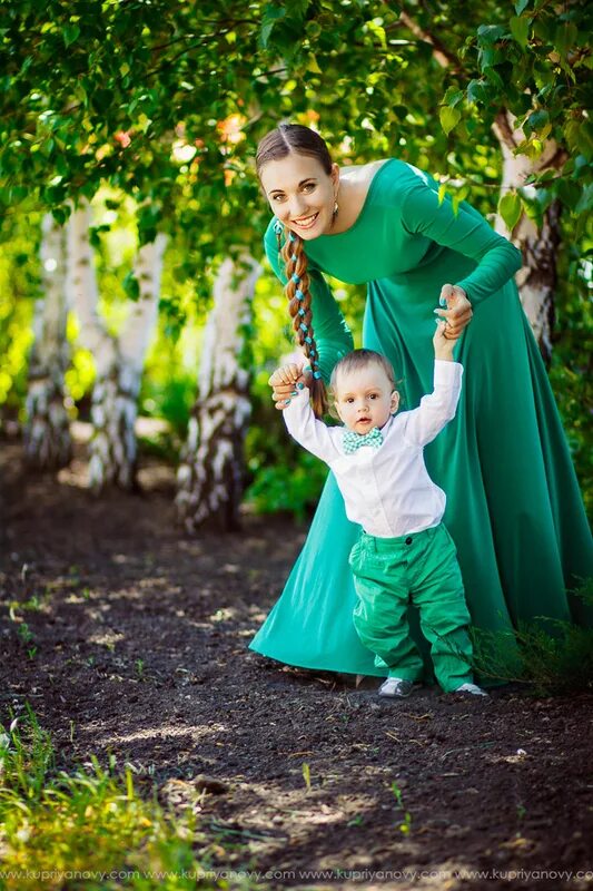 дочка с кем ты смеешься? - с ноутом мам. мать и дочка на лугу. мавка лесная фея. весна для детей. зеленые девочку мама.