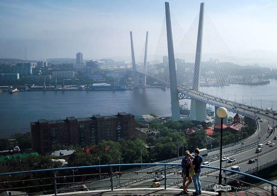 Смотровая площадка владивосток. Владивосток смотровая площадка на золотой мост. Видовая площадка — золотой мост Владивосток. Смотровая площадка Владивосток на мост золотой Рог. Видовая площадка Орлиное гнездо Владивосток.