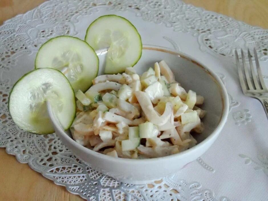 Салат с кальмарами и яйцом и огурцом. Салат с кальмарами и огурцами свежими. Салат из кальмаров с яйцом и огурцом. Салат с кальмаром и огурцом свежим и яйцом