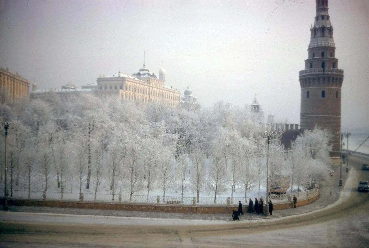Гум-каток на красной площади. Снег в москве. Снегопад в москве. Кремль зима. Зима в москве.