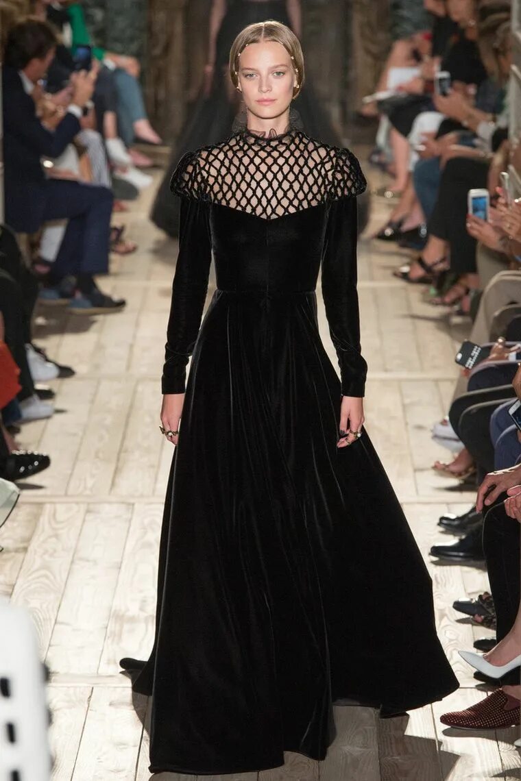 Готика валентино. Valentino haute couture осень-зима 2016-2017. Сундук валентино готика 2. Платье valentino бархат. Платье valentino бархат черное.