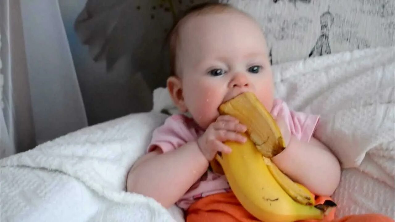 Во сколько месяцев банан. Дети едят банан. Банан для детей. Грудные дети бананчиком. Младенец с бананом.