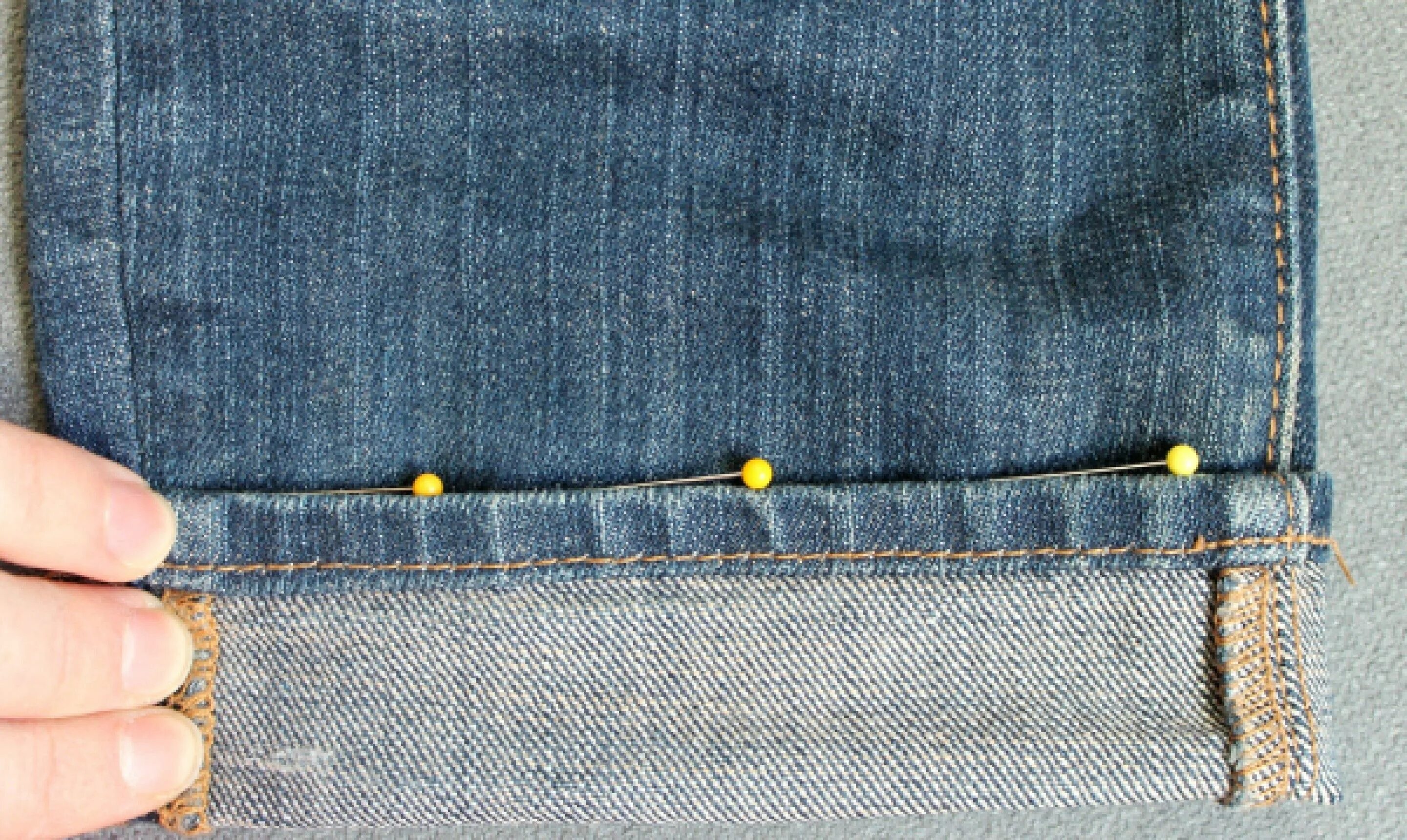 Как обрезать джинсы с сохранением фабричного шва. Подгибка джинс. Подшить джинсы. Подшивание джинсов. Подгиб джинсов.