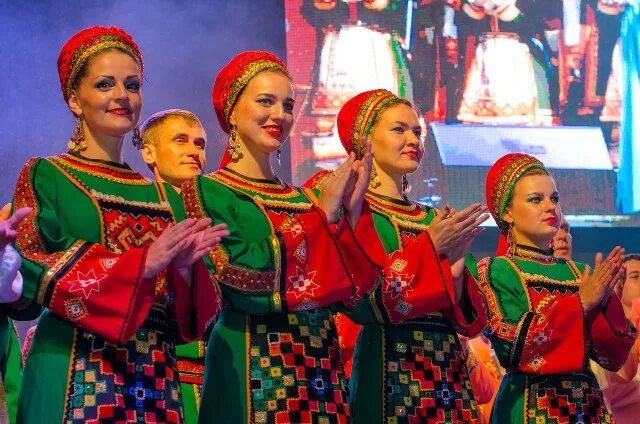 Коллектив удмутрии италмаз. Италмас ансамбль художественный руководитель. Ансамбль италмас ижевск. Слушать италмас. Ансамбль италмас ижевск.