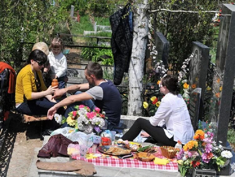 Застолье на кладбище на Пасху. Радуница на кладбище. Радоница на кладбище. Родительский день на кладбище. Обед после кладбища