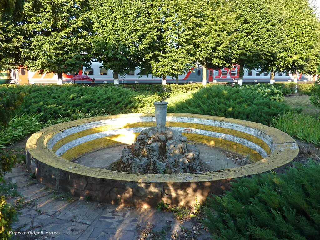 Старый фонтан. Фонтаны города орла. абхазия фонтан. фонтан орел.