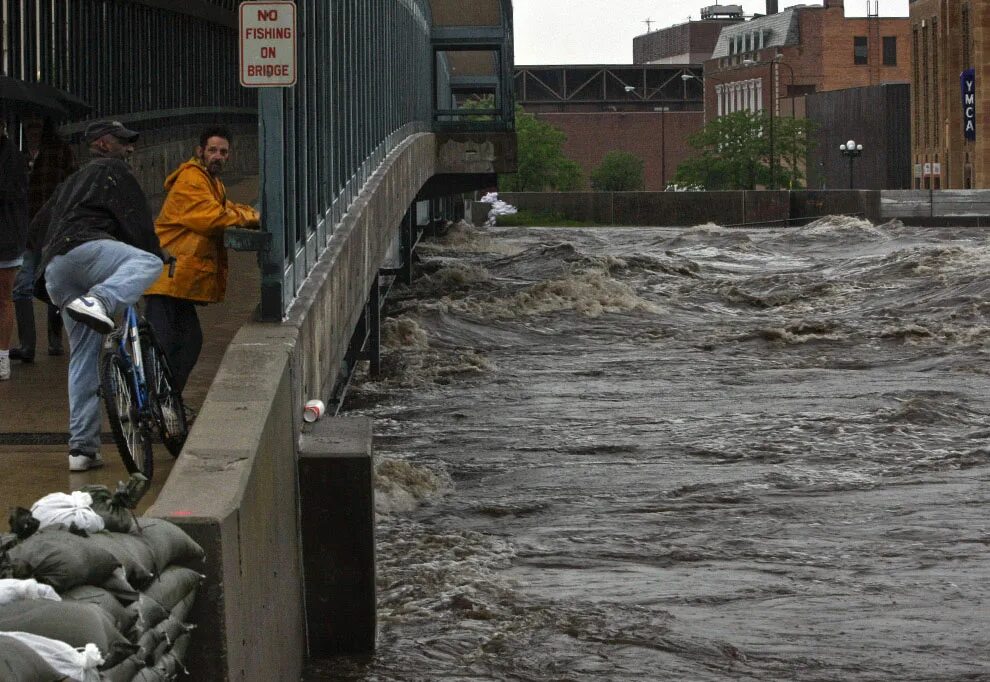 Сонник затопило водой. Наводнение в Миссисипи. Наводнение в 2008. Приснилось наводнение. Приснилось гигантское наводнение.