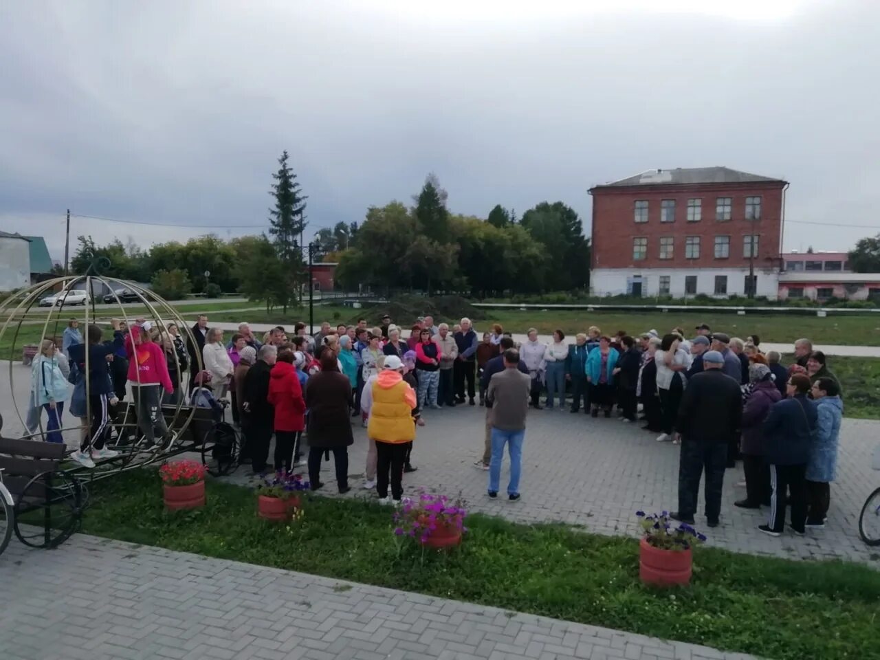 Погода в красный яр омская область любинский. Цветы в Красном Яре Любинский.