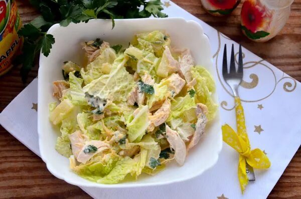 Салат из пекинской капусты с курицей копченой. Салат с курицей и ананасами и пекинской капустой. Салат с ананасами и пекинской капустой рецепт. Салат с курицей и ананасами и пекинской капустой. Ананас пекинская капуста.