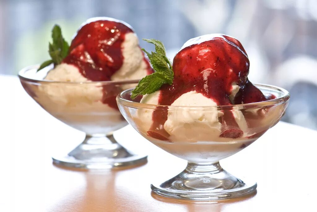 Мороженое в креманках со смородиной. Мороженое с кленовым сиропом. Десерт на тарелке. Десерт с кленовым сиропом и орехами. Десерт из топинамбура.