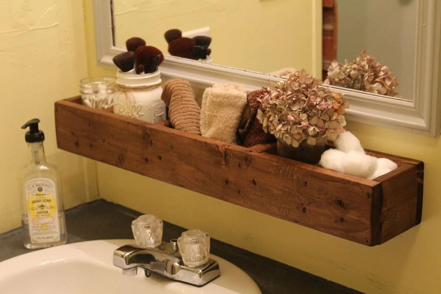 Что можно положить в ванной. Деревянная полка для ванной. Полочка для ванной деревянная. Полочка на ванну деревянная. Деревянные полочки в ванную.