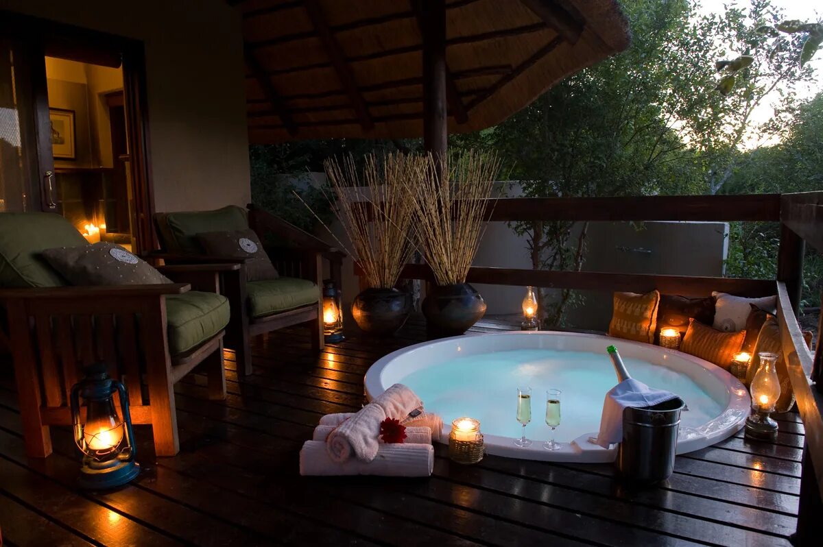 бассейн в частном доме. спа на улице. джакузи на даче. уличные купели джакузи. спа на улице.