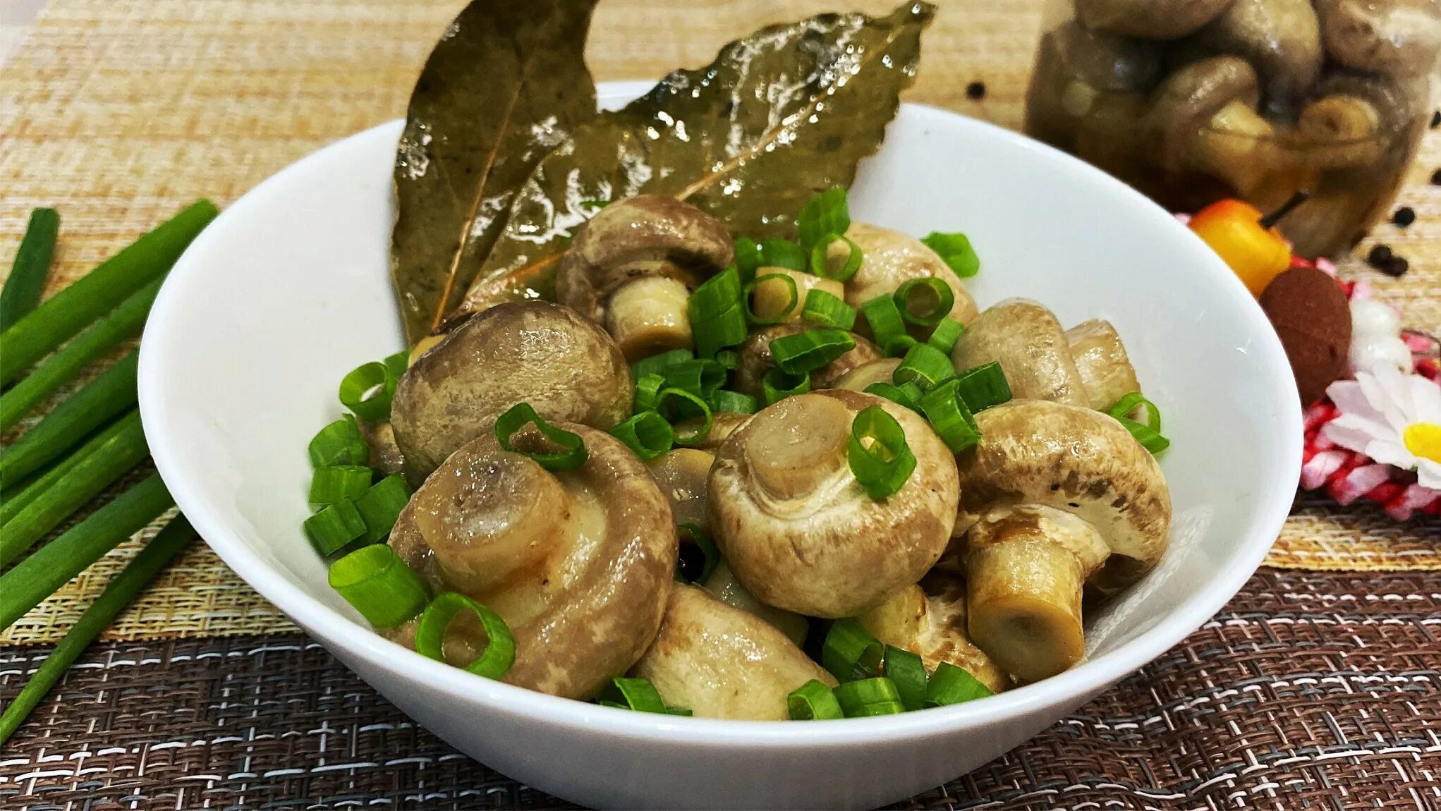 Маринованные шампиньоны быстро и вкусно. Грибы маринованные на праздничный стол. Маринованные шампиньоны "5 минут. Как подать маринованные грибы на праздничный стол.