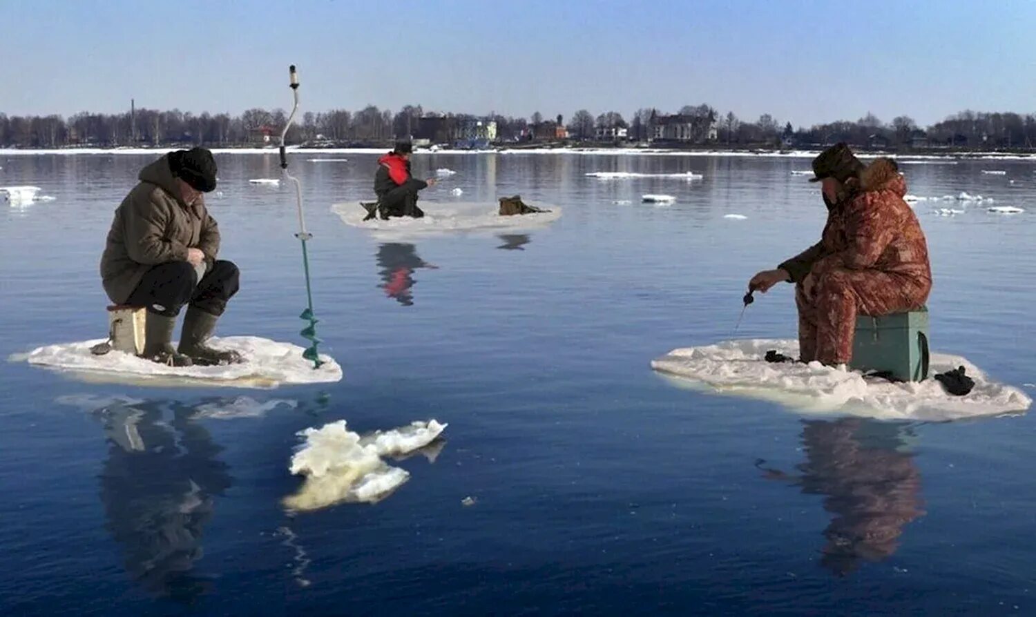 Рыбалка в холодной воде. Зимняя рыбалка приколы. Рыбаки на льду. Рыбаки на льду весной.