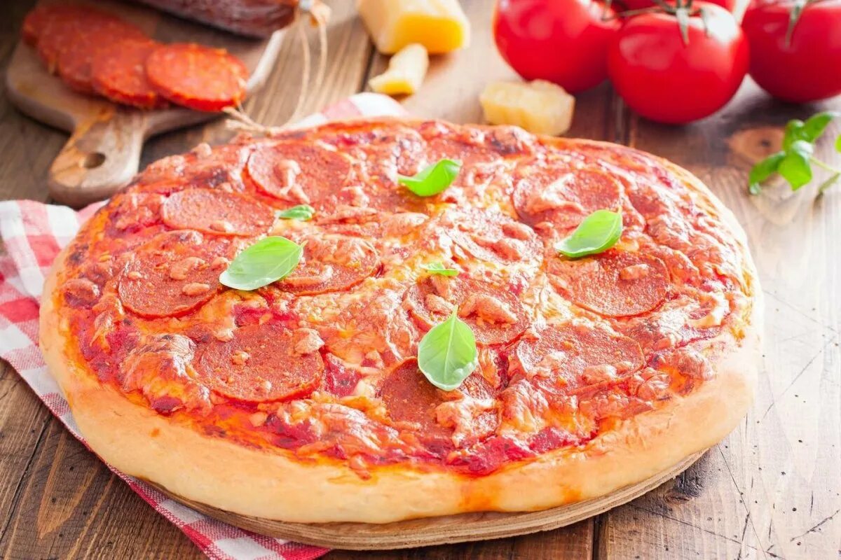 Домашняя пицца без колбасы. Ташир пицца пепперони. Пицца пепперони. Колбаса для пиццы пепперони. Итальянская пицца пепперони.
