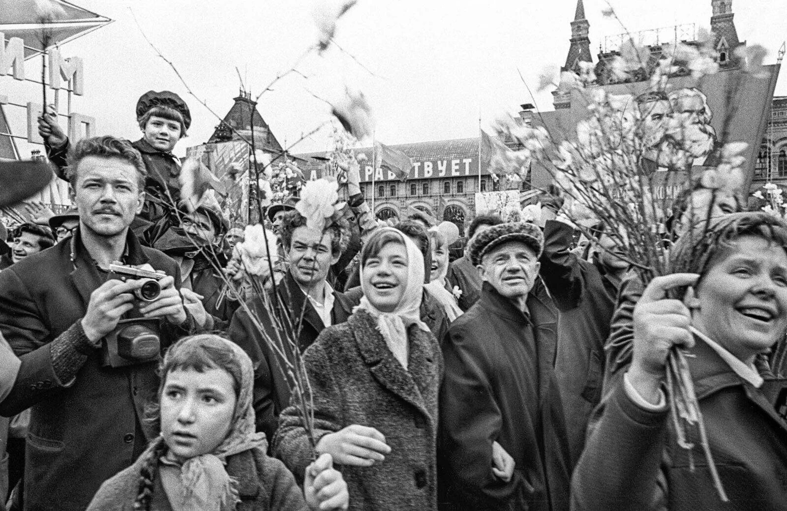 Первомай в Москве 1955г. Первомай 1957 Москва. Праздники СССР. Первомайская демонстрация.